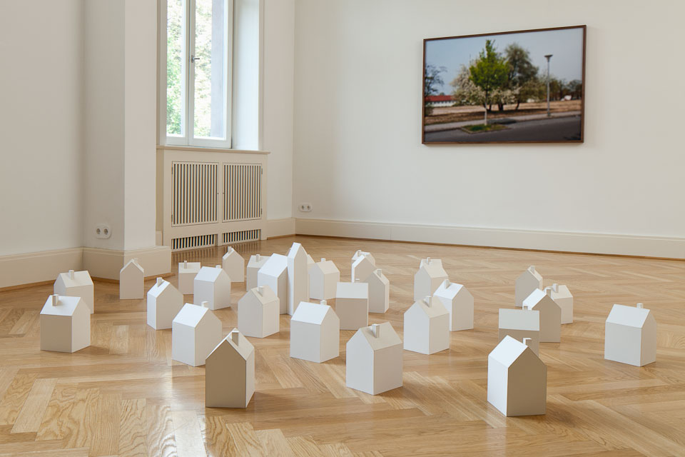 Model houses together with a photograph from the "blurred" series