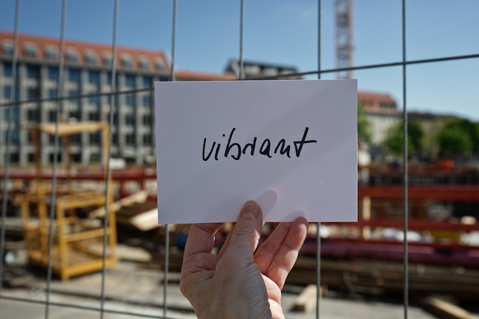 evaluation card "vibrant" in front of construction site