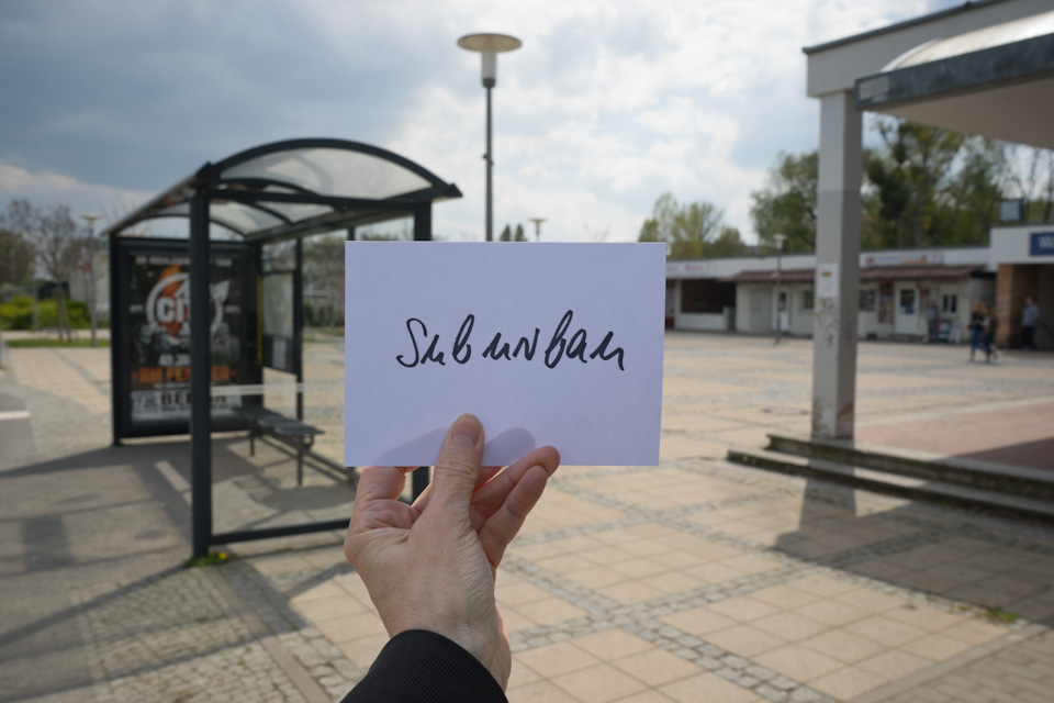 Evaluation card "suburban" in front of an empty place